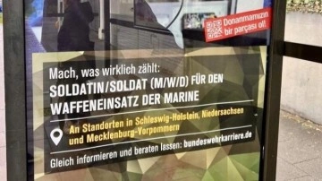 Alman ordusu afişlerinde Türkçe ifadeler de kullanarak personel arıyor