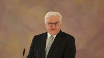 Almanya Cumhurbaşkanı Steinmeier, Katar'a inişinde uçakta 30 dakika uçak kapısında bekledi