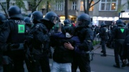 Almanya’da 1 Mayıs gösterilerinde polis ile göstericiler arasında çatışma çıktı