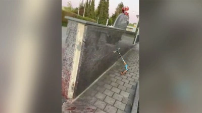 Almanya'da caminin duvarı tahrip edildi ve girişine domuz başı bırakıldı