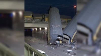Almanya'da &ccedil;arpışan y&uuml;k trenlerinden 2 vagon k&ouml;pr&uuml;den d&uuml;şt&uuml;