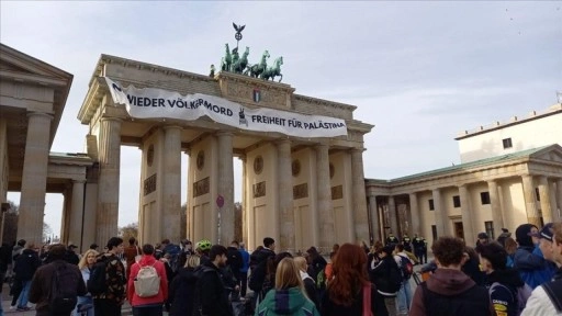 Almanya'da Filistin'e destek amacıyla tarihi Brandenburg Kapısı'na pankart asıldı
