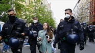 Almanya’da Kovid-19/ koronavirüs kısıtlamaları protesto edildi