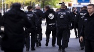 Almanya’da Kovid-19/ koronavirüs kısıtlamalarını protesto edenlere polis müdahale etti