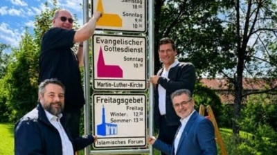 Almanya'da Penzberg şehrinin girişindeki bilgilendirme tabelalarına cuma namazı saati eklendi
