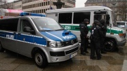 Almanya'da polis araçları ateşe verildi