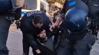 Almanya'da polisin şiddet uyguladığı g&ouml;stericinin 'Oğlumu İsrail &ouml;ld&uuml;rd&uuml;' diye tepkisi
