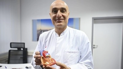 Almanya'da T&uuml;rk doktor, yeni geliştirilen kalp kapak&ccedil;ığını kalbe yerleştirerek bir ilke imza at