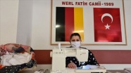 Almanya&#039;da Türkler Kovid-19&#039;a karşı maske dikip ücretsiz dağıtıyor