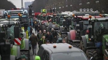 Almanya'da çiftçiler hükümetin dizel için vergi indirimlerini azaltma planını protesto etti
