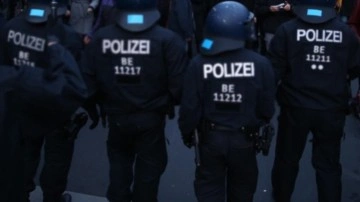 Almanya'da haklarında tutuklama kararı bulunan 674 aşırı sağcı aranıyor