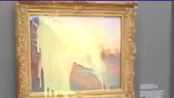 Almanya'da iklim aktivistleri Monet'in tablosuna patates püresi fırlattı