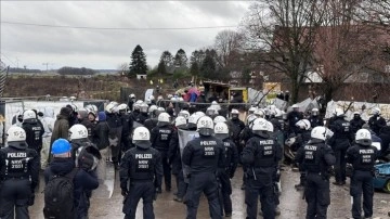 Almanya'da polis çevre aktivistlerini maden köyünden tahliye etmeye hazırlanıyor