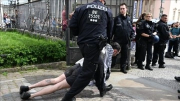 Almanya'da polis, üniversite bahçesinde oturma eylemi yapan Filistin destekçilerine müdahale et