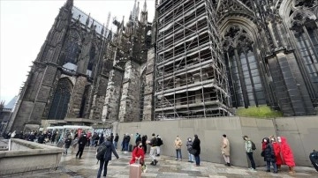 Almanya'da tarihi Köln Katedrali'nde Kovid-19 aşısı kuyruğu
