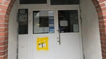 Almanya'nın Dortmund kentinde cami kapısına gamalı haç çizildi