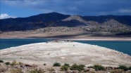 Almus Baraj Gölü çekilince 55 yıl önce su altında kalan köyün kalıntıları ortaya çıktı