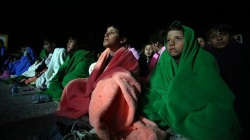 "Alperen"lerden depremzede çocuklar için açık havada sinema hizmeti