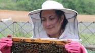 'Altın kızlarım' dediği arılarıyla patroniçe oldu