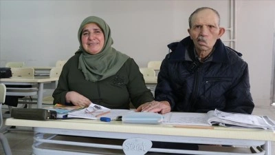 Amasya'da 30 yıllık evli &ccedil;ift birlikte okuma yazma &ouml;ğreniyor