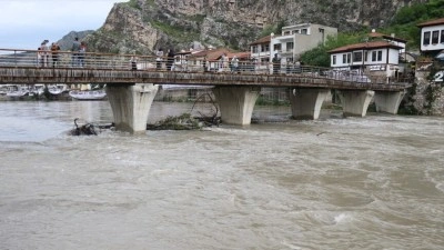 Amasya'da etkisini s&uuml;rd&uuml;ren sağanak, Yeşilırmak'ın debisini y&uuml;kseltti
