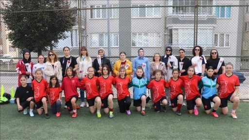 Amasya'da kadın futbolcular, antrenmanda annelerinin Anneler Günü'nü kutladı