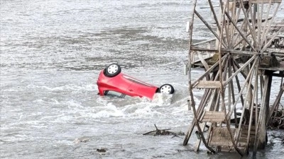 Amasya'da nehre d&uuml;şen otomobildeki 2 kişi yaralandı