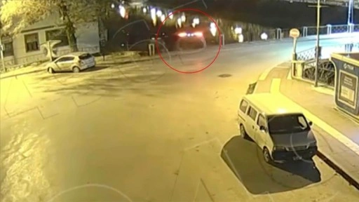 Amasya&rsquo;da otomobilin nehre d&uuml;şt&uuml;ğ&uuml; kazanın g&uuml;venlik kamerası g&ouml;r&uuml;nt&uuml;leri ortaya &ccedil;ıktı