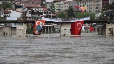 Amasya'da yaklaşık bir haftadır etkisini s&uuml;rd&uuml;ren sağanak Yeşilırmak'ın debisini y&uuml;kseltti