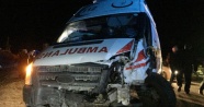 Ambulans ile otomobil çarpıştı: 2 ölü, 7 yaralı