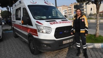 Ambulansla hayat kurtaran Erşen, boş zamanlarını tiyatro ve kick boksla değerlendiriyor