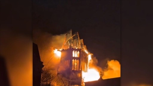 Amsterdam'da tarihi Vondelkerk Kilisesi'nde &ccedil;ıkan yangına m&uuml;dahale ediliyor