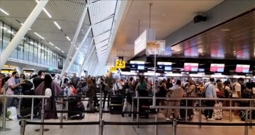 Amsterdam Schiphol Havalimanı'nda yetersiz personel nedeniyle yoğunluk ve düzensizlik sürüyor