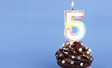 Anaaa! Beş yıl ne &ccedil;abuk ge&ccedil;ti? -Emin Batur yazdı-