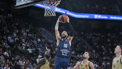 Anadolu Efes, sahasında İspanya ekibi Barcelona'yı 74-73 mağlup etti