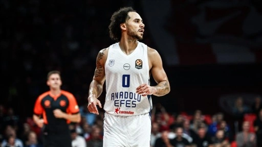 Anadolu Efes'te kaptan Shane Larkin, ameliyat edildi