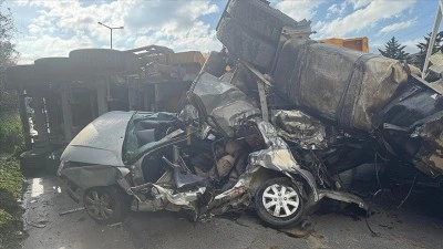 Anadolu Otoyolu'nda meydana gelen zincirleme trafik kazasında 2 kişi hayatını kaybetti