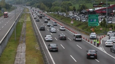 Anadolu Otoyolu'nun Bolu, D&uuml;zce ve Sakarya kesimlerinde bayram tatili hareketliliği yaşanıyor