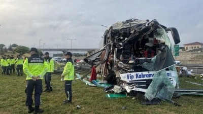 Anadolu Otoyolu'nun Bolu kesiminde kaza yapan yolcu otob&uuml;s&uuml;ndeki 15 kişi yaralandı