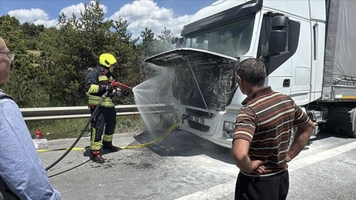 Anadolu Otoyolu'nun Bolu kesiminde seyir halindeki tır yandı