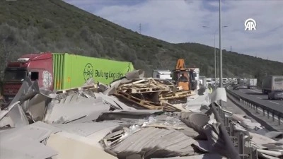 Anadolu Otoyolu'nun İstanbul y&ouml;n&uuml;, Kocaeli kesimindeki kaza nedeniyle ulaşıma kapandı