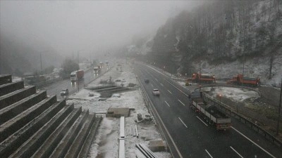 Anadolu Otoyolu ve D-100 kara yolunun Bolu Dağı ge&ccedil;işinde kar yağışı başladı