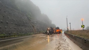 Anadolu Otoyolu'nda dağ yamacından kopan kayalar zincirleme kazaya sebep oldu