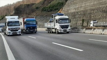 Anadolu Otoyolu'nda sol şerit ihlali yapan ağır tonajlı araç sürücülerine para cezası