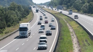 Anadolu Otoyolu'nun Bolu ve Düzce kesiminde tatil dönüşü hareketliliği sürüyor