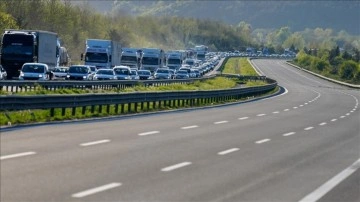 Anadolu Otoyolu'nun Düzce ve Bolu kesiminde bayram trafiği başladı