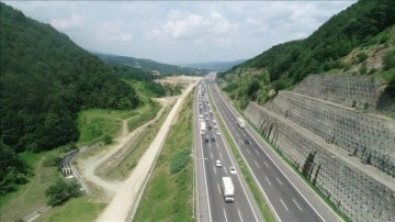 Anadolu Otoyolu'nun Düzce ve Bolu kesiminde bayram trafiği devam ediyor