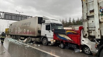 Anadolu Otoyolu'nun Kocaeli kesiminde zincirleme trafik kazasında 4 kişi yaralandı