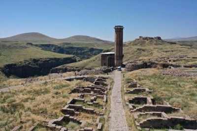 Ani'de Sel&ccedil;uklu &Ccedil;arşısı'ndaki kazılarda 5 b&uuml;y&uuml;k k&uuml;pl&uuml; erzak deposuna ulaşıldı