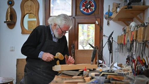 Anılarını ahşap sanatıyla şekillendiriyor